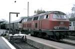 Das bunte Leben der 215 001-9, in Auslieferungsfarbe in Tübingen mit Umbauwagen am 12.