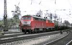 215 002-7 und 215 001-9 mit Kesselwagenganzzug in Neu-Ulm am 24.04.1998.