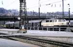 215 013-4 mit Umbauwagen in Ulm am 26.04.1985.