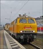 Der engere Zuschnitt der 218 304-4 der Bahnbau Gruppe am 12.10.2012 im Hauptbahnhof von Koblenz.