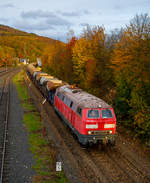   Die 218 485-1 (92 80 1218 485-1 D-AIX) der AIXrail GmbH mit einem Schotterzug (zweiachsige Sch�ttgutwagen der Gattung Fccpps) am 27.10.2020 in Herdorf.