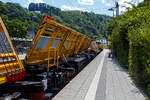 Leider stand ich hier auf dem falschen Bahnsteig. Der Weichentransportwagen  WTW 850“ UIC 87 80 4749 303-5 D-DBBBG Sklps der DB Bahnbau Gruppe GmbH am 13 Juli 2026 im Zugverband bei der Zugdurchfahrt im Bahnhof Kirchen (Sieg). Der gesamte Zug bestand aus der V164 Streckendiesellokomotive 218 261-6 (92 80 1218 261-6 D-DB), sowie den drei Weichentransportwagen WTW 851, 850 und 852. Die drei Weichentransportwagen  WTW  wurden 2025 von der TECHNE KIROW GmbH, ehemals Kirow Ardelt GmbH, in Leipzig gebaut. Von Techne Kirow werden sie als „Switch Tilter“ bezeichnet. 

Beschreibung der DB Bahnbau Gruppe zu den WTW:
Der Weichentransportwagen  WTW  bringt einen erheblichen Fortschritt in die Gleisinstandsetzung. Mit ihm ist es m�glich, komplett montierte Weichen sowie Weichenteile direkt auf die Baustelle zu transportieren, wobei die Weichenk�sten und Weichenantriebe montiert bleiben k�nnen. So kann weitgehend auf Montagepl�tze in Baustellenn�he verzichtet, eine effiziente Trassennutzung gew�hrleistet und somit die Montagequalit�t erh�ht werden. Die Altweiche kann anschlie�end mit dem Weichentransportwagen zur Demontage, Entsorgung bzw. Wiederaufbereitung zu einen der Standorte der DB Bahnbau Gruppe transportiert werden. Die Lieferung der Weichen und Weichenanschl�sse kann durch die DB Bahnbau Gruppe „Just in Time“ am Tag des Einbaus erfolgen, damit entf�llt die aufw�ndige Lagerung auf der Baustelle und Sperrpausen k�nnen minimiert werden.

TECHNISCHE DATEN:
Geschwindigkeit im Zugverband (Vmax): 100 km/h
Eigengewicht: 40 t
Max. Zuladung ca. 40 t
Max. Schwellenl�nge: 4,8 m
Gesamtl�nge: 25,26 m
Max. Ladel�nge: 24,45 m
Kleinster Kurvenradius: 75 m
Drehgestelle: Matisa TYP RHS
Drehzapfenabstand:19,3 m
Radsatzabstand eines Drehgestells: 1.800 mm
Pneumatische Bremse gewichtsabh�ngig
Spindelhandbremse 16 t
Leistung des Dieselmotors: 20 kW
L�rmpegel der Energiegruppe: max. 70 dBA
Bordspannung: 24 V
Beleuchtung: 2 x 70 W
Bedienung: tragbarer Steuerkasten
Transporte: max. 1.200er Weichen
