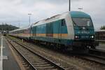 ALEX 223 069 treft mit ein Schnellzug nach Praha hl.n. über Plzen am 24 September 2025 in Schwandorf ein.