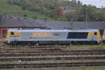 SGL V 400.11 steht am grauen 30 September 2025 in Würzburg Hbf.