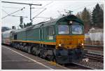 Die PB 19 Ascendos Rail  geleast von der HGK (Häfen und Güterverkehr Köln AG) als DE 678, eine Class 66 (GM-EMD JT42CWR), durchfährt am 11.12.2013 mit einem Schüttgutwagen-Zug