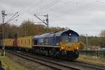 RailTraxx 266 009 zieht ein Containerzug durch Venlo-Vierpaardjes, wo eine der zwei Bahnübergänge doch bewahr geblieben ist, am 6 Dez\ember 2025 und wird vom offenbarer Stelle fotografiert.