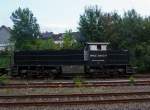 Die MRCE 500 1517, eine Vossloh G 1206, mit leeren Sammnps Flachwagen (6-achsig) Ganzzug, f�hrt, am 23.08.2011, von Herdorf weiter Richtung Betzdorf.