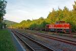   WLE (Westfälische Landes-Eisenbahn) Lok 51  Kreis Warendorf  (eine MaK G 1206) mit leeren Güterzug (Schwerlastwagen), am 12.06.2014 hat sie im BfHerdorf Hp 0, sie  muss erst den