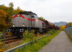 Die 277 809-0  Elmi“ (92 80 1277 809-0 D-KAF), eine Vossloh MaK G 1700 BB der KAF - Falkenhahn Bau AG (Kreuztal), steht am 12 Oktober 2025 mit einem Schotterzug im Bahnhof Herdorf.