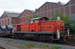 Die 294 780-2 (V 90 remotorisiert) der DB Schenker Rail Deutschland AG rangiert am 03.09.2013, mit Coils beladenen Schwerlastwagen der Gattung Sahmms-t 710, im Bahnhof Ferndorf (Kr.