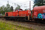 Die 294 718-2 (98 80 3294 718-2 D-DB), eine remotorisierte V 90 der DB Cargo AG drückt am 03 Juni 2024 einen langen Coilzug nun in den Gbf Kreuztal.