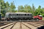 323 872-2 rangiert E 18 08 auf der Drehscheibe im Bahnpark Augsburg am 26.06.2022.
