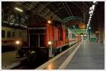 Die 362 560-5 zieht am 29.12.2013 (1:20 Uhr) einen IC-Wagen aus dem Gleis 1 im Hbf Frankfurt am Main heraus.