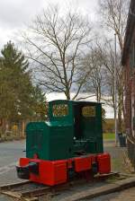  Eine andere Ansicht von der kleinen O&K MV0A Feldbahn-Denkmallok am 23.03.2014 beim Museum Villa Grün in Dillenburg.