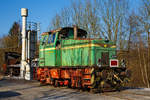 
Sie hat wohl schon bessere Zeiten gesehen....
Die Werkslok  Grevenbrücker Kalkwerke 3  (heute Rheinkalk Grevenbrück GmbH) eine Krauss Maffei M 250 B abgestellt am 27.02.2016 in Lennestadt-Grevenbrück .

Die Lok der Bauart B-dh wurde 1965 unter der Fabriknummer 19275 gebaut und die BWG - Butzbacher Weichenbau Gesellschaft mbH & Co. KG geliefert. 1979 kam sie dann über einen Händler zu den Grevenbrücker Kalkwerke.