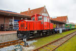 Die Lok 1 der Inselbahn Langeoog vom Eigenbetrieb der Schiffahrt der Inselgemeinde Langeoog, eine SCHÖMA Lok vom Typ CFL 250 DCL, steht am 13 Februar 2024 mit einem bunten Zug im Insel Bahnhof Langeoog (im Ort Langeoog). Seit 1995 verkehren im Personenverkehr Sandwich-Wendezug-Garnituren, so ist am anderen Zugende die Lok 5. Direkt hinter der Lok der vierachsige Gepäckcontainer-Tragwagen 94/11 (Länge 16 m, Eigengewicht 12 t, Tagfähigkeit 22 t).

Die Lok wurde 1995 von SCHÖMA (Christoph Schöttler Maschinenfabrik GmbH) in Diepholz unter der Fabriknummer 5344 für die Schiffahrt der Inselgemeinde Langeoog gebaut und geliefert.

TECHNISCHE DATEN:
Spurweite: 1.000 mm
Achsfolge: B
Länge über Rahmen: 7.500 mm
Achsabstand: 3-300 mm
Treibraddurchmesser: 840 mm (neu)
Max. Breite: 2.700 mm
Max. Höhe ü. Schienenoberkante: 3.850 mm
Dienstgewicht:  26 t
Achslast: 13 t
Bremsgewicht: 20 t
Dieselmotor: 12-Zylinder luftgekühlter Dieselmotor vom Typ Deutz F12L 413W
Motorleistung: 204 kW (293 PS) bei 2.300 U/min
Höchstgeschwindigkeit im Direktgang: 48 km/h
Geschwindigkeit im 1, Gang: 0 - 12 km/h
Geschwindigkeit im 2. Gang: 0 - 22 km/h
Geschwindigkeit im 3. Gang: 0 - 43 km/h

Für interessierte im Anhang eine etwas längere Beschreibung der Diesellokomotiven Lok 1bis 5 der Inselbahn Langeoog:
Für den in Spitzenzeiten durchzuführenden Zweizugbetrieb werden 4 Lokomotiven benötigt. Zusammen mit einer weiteren Maschine als (Werkstatt) Reserve baute die Lokfabrik SCHÖMA in Diepholz zwischen Juli 1994 und Februar 1995 fünf neue Diesellokomotiven mit den Fabriknummern 5344 bis 5348 vom Typ CFL-250 DCL. Dabei steht C für Kardanantrieb, FL für Flüssigkeitsgetriebe, 250 für die Leistungsklasse bis 250 kW, D für Dieselmotor und CL Clark-Getriebe. Auch wenn sie sich doch äußerlich unterscheiden sind die Loks so innerlich ähnlich wie die RhB Tm 2/2 111 bis 120.

Die Mehrfach-Steuerung (Motordrehzahl, Getriebesteuerung, Sanden, Beleuchtung und Federspeich-Feststellbremse) sowie die Datenübertragung zur Überwachung der Wagen, erfolgt via 13-poligen UIC-Kabel. Mit der “Zeitmultiplexen Wendezugsteuerung” (ZWS5), die auch bei der S-Bahn Rhein-Ruhr und den neuen IR-Wendezügen eingesetzt wird, können zeitgleich bis zu 36 Signale in beide Richtungen übertragen werden. Auch die Zugbremse wird elektrisch angesteuert, um die Durchschlagzeit optimal zu reduzieren und um die Zugbremse aus beiden Lokomotiven füllen zu können. Da der Lokführer die ferngesteuerte Maschine nicht am eigenen Leib erlebt, müssen alle Lokomotiven mit Gleit- und Schleuderschutzsystemen ausgestattet sein.

Als Traktionsmotor dient ein elastisch gelagerter, luftgekühlter 12 Zylinder 4-Takt Wirbelkammer Deutz Dieselmotor vom Typ F12L 413W. Er leistet bei 2.300 U/min 204 kW (293 PS). Bei hohem Druck und Temperaturen sowie Sauerstoffmange! in der Wirbelkammer wird die Stickoxydbildung verhindert. Die Nachverbrennung erfolgt bei niedrigem Druck und relativ niedrigen Temperaturen im Doppelwirbelbrennraum des Kolbens, Luftüberschuss und starke Verwirbelung sorgen für eine vollständige Verbrennung des Kohlenmonoxids zu Kohlenwasserstoffen und Ruß. Wirbelkammermotoren wurden für den Einsatz in geschlossenen Räumen entwickelt, wobei die Abgase vor dem Austritt ins Freie durch einen Katalysator und einen Schalldämpfer strömen. Dadurch wird dem besonders großen Umweltbewusstsein auf Langeoog Rechnung getragen. Der Motor wird elektrisch angelassen. Die Luftansaugung erfolgt weit oben über gut zugängliche unter der Motorhaube angeordnete Trockenluftfilter.

An das Motorschwungradgehäuse ist ein Drehmomentwandler mit Direktgang, Clark CL 8572, angeflanscht. Der Wandler kann mittels einer Durchschaltkupplung überbrückt werden, dann besteht zwischen Motor und Radsätzen eine formschlüssige Verbindung größtmöglichen Wirkungsgrades. Dabei werden Gang- und Wendeschaltung so verriegelt, dass Fehlbedienungen ausgeschlossen sind. Über Gelenkwelle wird das Lastschaltwendegetriebe angetrieben. Gang- und Wendeschaltung erfolgen elektrohydraulisch in einem Steuerblock. Wandler und Getriebe haben einen gemeinsamen Ölkreislauf und Sekundärschmierung für Schleppbetrieb, die bei laufendem Antriebsmotor überbrückt wird.

Die Achsgetriebe werden über Gelenkwellen angetrieben. Es handelt sich um bogenverzahnte Stirn-/Kegelrad-Getriebe mit stark dimensionierten Ritzel- und Seitenlagern, vollständig gekapselt und somit auch für raue Betriebsbedingungen geeignet. Die Achsgetriebe werden von SCHÖMA selbst hergestellt und zwar ganz nach Kundenwünschen. 

Die Achslager sind mit schweren zweireihigen Kegelrollenlagern ausgerüstet, Die Achslagergehäuse sind in ihrer Konstruktion, mit Rücksicht auf Inspektionen, ohne Ausbau des Radsatzes nach außen abziehbar. Dabei kann der Ausbau sogar ohne großen Geräteaufwand vorgenommen werden. Die Abfederung des Rahmens gegenüber den Radsätzen erfolgt durch wartungsfreie Metall-Gummi-Federn. In Verbindung mit hydraulischen Stoßdämpfern werden gute Laufeigenschaften, sowie gute Rad-Schienenhaftung gewährleistet. Selbstverständlich sind die Lokomotiven mit Spurkranzschmierung ausgerüstet.

Der geschweißte kastenförmige Außenrahmen ist verwindungssteif ausgeführt. Die Halterungen der Scharfenbergkupplungen befinden sich im Innern des Rahmens. An den Stirnseiten sind Pratzen (Konsolen) die zum Aufgleisen mittels Stockwinden vorgesehen sind, Die seitlichen Stahlbleche dienen zur Aufnahme der Federelemente, deren Führungen eingeschweißt sind. Durch Ausschnitte ist eine gute Zugänglichkeit zu Achsgetrieben, Gelenkwellen usw. gewährleistet. An allen 4 Ecken befinden sich Rangiertritte.

Die direkt wirkenden Bremszylinder können sowohl vom Führerstand als auch elektrisch von der anderen Lok aus angesteuert werden. 2 Federspeicher-Bremszylinder wirken als Feststellbremse mittels Bremszange auf die Radsätze. Gelöst wird mit Druckluft, eine Notlösemöglichkeit bei fehlender Druckluft besteht über Bowdenzug.

Die Lokomotiven sind mit Fahr- und Stillstandsüberwachung ausgerüstet, die zeitabhängig arbeitet und nur bei rollendem Fahrzeug wirksam wird, Die Zeit/Zeit-Sifa ist mit ihren Ansprechzeiten auf die Einsatzbedingungen einstellbar. Im Stillstand ist sie unwirksam.

Da die Zugheizung elektrisch erfolgt, muss je eine Lokomotive im Zug elektrische Zugenergie zur Verfügung stellen, Um dies zu gewährleisten, sind 3 der 5 Lokomotiven mit einem zweiten Dieselmotor und Generator ausgerüstet. Die beiden anderen Lokomotiven wurden entsprechend mit Gewichten aufgelastet. Nur an der Generatorseite der 3 ausgerüsteten Maschinen befinden sich Kupplungsdosen, um eine Einspeisung aus 2 Lokomotiven sicher auszuschließen. Als Dieselaggregat wurde ein ebenfalls luftgekühlter Deutz-Dieselmotor F6L 413 FRW mit einer Leistung von 72 kW eingebaut. Daran angeflanscht wurde ein Ansaldo-Generator mit einer Leistung von 80 kVA, 400 V, Beide sind hinter dem Führerhaus in einem Nachbau mit großen Seitenklappen untergebracht, so dass auch hier gute Zugänglichkeit besteht. Über einen Stecker kann auch zum Vorheizen aus dem stationären 400-V-Netz extern eingespeist werden. Eine Pilotleitung überwacht den Kontakt.

Die 750 Liter fassenden Kraftstofftanks liegen unterhalb des Rahmens und können beidseitig befüllt werden, Eine Pumpe fördert den Kraftstoff in einen auf der Deckplatte stehenden Zwischentank. Die Pumpe wird über Niveauschalter gesteuert.

Das in Fahrzeugmitte befindliche Führerhaus mit seitlichen Pendeltüren ist aus rostfreien (auf Langeoog ist ja die Luft salzhaltig) Stahlblechen und -profilen gefertigt und gegen Wärme und Schall isoliert. Die Motorvorbauten bestehen ebenfalls aus rostfreien Stählen und sind besonders gut schallisoliert. Die Rundungen resultieren aus den besonderen Wünschen der Inselbahn. Auch die Nietkopfimitationen an den Aufbauten gehören nicht zum üblichen Lieferumfang des Herstellers.

Farbgebungen der Lok 1 bis 5:
Lackierung Aufbauten:     RAL 3000 (Feuerrot)
Lackierung Rahmen:        RAL 9005 (Schwarz)
Lackierung Dach:          RAL 9002 (Grauweiß)
Lackierung Beschriftung:  RAL 9010 (Weiß)
Lackierung Handläufer:    RAL 9005 (Schwarz)
Lackierung Zierleisten:   RAL 9005 (Schwarz)
