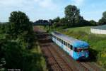   Wipperliese   Esslinger Triebwagen VT 408 f�hrt gerade als RB von Wippra nach Klostermansfeld --> oben auf der Br�cke rollt (leider g�nzlich ohne Rauchfahne, daher kaum zu sehen) die Mansfelder