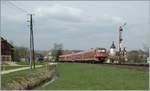Ohne Halt brummt der IRE 3104 durchs Klettgau in Richtung Basel, hier am Einfahrtsignal  F  in Neunkirch.