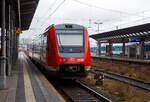 Der Dieseltriebwagen mit Neigetechnik 612 640 / 612 140 (95 80 0612 640-2 D-DB / 95 80 0612 140-3 D-DB), ein Bombardier  RegioSwinger  der DB Regio Bayern, steht am 17.04.2023, als RE 31 (Hof – 