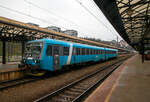 Der zweiteilige Dieseltriebzug 845 314-4 / 945 314-2 (95 54 5845 314-4 CZ-ARR / 95 54 5945 314-2 CZ-ARR) der ARRIVA vlaky s.r.o., Praha / Prag (eine Tochter der DB AG), ex DB 628 218-0 / DB 928 218-7,