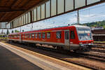 Der Dieseltriebzug 928 489 / 628 489 (95 80 0928 489-3 D-DB / 95 80 0628 489-6 D-DB) der DB Regio steht am 17 Juni 2013 im Hauptbahnhof Trier.

Der Dieseltriebzug (VT/VS) wurde 1993 von der Linke-Hofmann-Busch GmbH (LHB) in Salzgitter-Watenstedt unter den Fabriknummern VT628-127-1 und VS628-127-2 gebaut. Seit Ende 2015 ist er z-gestellt und steht im Stillstandsmanagement Karsdorf.

Der zweiteilige Diesel-Triebzug VT 628.4 (BR 628.4/928.4) ist eine Weiterentwicklung der 1. Bauserie (628.2), deren Entwicklungsarbeit von der Firma DUEWAG in Zusammenarbeit mit dem damaligen Bundesbahn-Zentralamt M�nchen durchgef�hrt wurde. Zwei Mehrzweckr�ume mit Stellpl�tzen f�r Rollstuhlfahrer, Kinderwagen und/oder Fahrr�der an den jeweiligen Enden des Triebzuges, eine Toilettenanlage in Triebzugmitte, die zwangsbel�fteten Fahrgastr�ume geh�ren zur Grundausstattung des Triebzuges.

Die Traktionsleistung gelangt (vom Motor) zu einem hydraulischen Getriebe, welches �ber einen Wandler und eine Kupplung verf�gt. Dieselmotor und Getriebe sind elastisch unter dem Rahmen aufgeh�ngt. �ber Gelenkwellen und Radsatzgetriebe werden jeweils die Achsen am Kurzkuppelende gelegene Drehgestell des Triebwagens angetrieben. Im hydraulischen Getriebe integriert ist ein im Stillstand pneumatisch schaltbares Wendegetriebe zum Fahrtrichtungswechsel.

TECHNISCHE DATEN:
Spurweite: 1.435 mm (Normalspur)
Achsformel: 2'B' + 2'2'
Gattungszeichen: BD (Triebwagen) / ABD (Steuerwagen)
Leistung: 485 kW (660 PS)
Motor: wassergek�hlter MTU-Unterflur-Dieselmotoren MTU 12 V 183 TD 12
H�chstgeschwindigkeit: 120 km/h
Gesamtgewicht:	79,9 t
L�nge �ber Puffer: 46.400 mm
Drehzapfenabst�nde: 15.100 mm / 7.700 mm / 15.100 mm
Achsabstand im Drehgestell: 1.900 mm
Fu�bodenh�he �ber SO: 1.210 mm
Trieb- und Laufraddurchmesser: 770 mm
kleinster befahrbarer Gleisbogenhalbmesser: R 125 m
Sitzpl�tze: 12 (in der 1.Klasse) / 132 (in der 2. Klasse)
