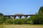   Ein Alstom Coradia LINT 27 (BR 640) der HLB (Hessische Landesbahn) f�hrt am 02.07.2015, als RB 95  Sieg-Dill.Bahn  Au/Sieg - Siegen - Dillenburg �ber den Rudersdorfer Viadukt, n�chster Halt ist