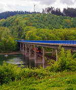 Ein Alstom Coradia LINT 27 der DreiLänderBahn (DB Regio) überquert am 12 Mai 2013, als Regionalbahn RB 92  Biggesee-Express , den Biggesee auf der Doppelstockbrücke Dumicketal bei km