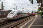 Der ICE 4 der BR 412.4 (dreizehnteilig) – Tz 9481 (seit Juli 2022 mit dem Taufnamen „Rheinland-Pfalz“ unterwegs) verl�sst am 31 Mai 2022, als ICE 615 von Hamburg-Altona nach M�nchen Hbf (via Hamburg Hbf, Bremen Hbf, M�nster Hbf, Dortmund Hbf, K�ln Hbf, Frankfurt Flughafen Fernbf., Mannheim und Stuttgart Hbf), den Hauptbahnhof M�nster (Westfalen). 

Der ICE war zum Zeitpunkt der Aufnahme recht frisch, die Inbetriebnahme erfolgte erst am 11. April 2022, seine erste Fahrt im Plandienst war (10 Tage vor der Aufnahme) am 21. Mai 2022 als ICE 277 Berlin–Frankfurt–Basel, er hat auch die Zulassung f�r die Schweiz. 

Recht fahren zwei gekuppelte 3-teilige diesel-elektrischen Bombardier Talent der Baureihe 644 der DB Regio NRW, als RB 64 „Euregio-Bahn“ M�nster – Gronau – Enschede (NL), ein. Weiter rechts stehen noch weitere Bombardier Talent.