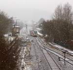 Bei Schneefall am 19.02.2013 f�hrt ein Stadler GTW 2/6 der Hellertalbahn von Herdof, als RB 96 - Hellertal-Bahn (Betzdorf-Herdorf-Neunkirchen-Haiger-Dillenburg), weiter in Richtung Dillenburg, hier