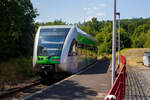 Der Stadler GTW 2/6 WEBA 109 (95 80 0946 409-9 D-WEBA / 95 80 0646 409-2 D-WEBA / 95 80 0946 909-8 D-WEBA) der Westerwaldbahn des Kreises Altenkirchen GmbH (WEBA), ex HLB VT 509 109, verlässt als