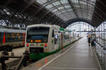 Zwei gekuppelte STADLER Regio-Shuttle RS1 der BR 650 der Erfurter Bahn GmbH (EB) stehen am 06.12.2022, als RB 13 „Elster Saale Bahn“ Leipzig – Gera - Hof im Hauptbahnhof Leipzig zur Abfahrt nach Hof Hbf bereit. Hier hinter der VT 333 (95 80 0650 272-7 D-EB).

Diese RegioShuttle wurden 2012 von der Stadler Pankow GmbH in Berlin gebaut. Die Erfurter Bahn hat 37 dieser RegioShuttle RS1 (BR 650).

Der Antrieb der Fahrzeuge erfolgt über 2 emissionsarme (AdBlue-Technik;  Euro 5) Sechszylinder-Reihen-Dieselmotoren mit Abgasturbolader vom Typ IVECO Cursor 8 mit 7,8 l Hubraumhaben sie jeweils 265 kW (360 PS) Leistung und mit einem maximalen Drehmoment von 1.500 Nm (ab 1.125 U/min bis 1.690 U/min konstant). Vom Motor wird die Leistung hydromechanisch über jeweils ein Voith-Diwabus Getriebe U 864 auf ein Drehgestell übertragen. Die Höchstgeschwindigkeit der Fahrzeuge beträgt 120 km/h.

Es können bis zu 5 Fahrzeuge zu einem Zug gekuppelt werden. Ein Fahrzeug 70 Sitzplätze und bis zu 95 Stehplätze.
