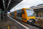Nun steht der Stadler Regio-Shuttle RS1 – VT 650.74 (95 80 0650 074-7 D-DLB) RS1 der „oberpfalzbahn“ eine Marke der „Die L�nderbahn GmbH (DLB)“, am 17.04.2023, als RB 95