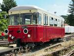 T 33 HMB - bei der H�rtsfeld-Museumsbahn, er wurde 1934 von der Waggonfabrik Wismar (Typ Frankfurt C) unter der Fabriknummer 20233 gebaut, 1960 bis 1964 erfolgte durch Auw�rter in Stuttgart-M�hringen ein neuer Aufbau.
Urspr�nglich hatte er einen Daimler-Benz OM 67 mit 95 PS Leistung und ein Mylius-Getriebe, bei der H�rtsfeldbahn in Neresheim am 13.08.2016.

Armin, danke f�r die Information.