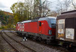 Die ÖBB 1293 086 (91 81 1293 086-5 A-ÖBB), eine Siemens Vectron MS (X4E) in der Variante A35-1a (Länderpaket) der ÖBB-Produktion GmbH, fährt am 29 Oktober 2025 mit einem