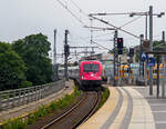 Die PKP Intercity  Husarz  Husar 5 370 010 (91 51 5370 005-8 PL-PKPIC 1251, ex 91 80 6183 610-5 D-STSLM), eine PKP BR EU 44 bzw. Siemens ES64U4-D, erreicht am 24. Juni 2017, mit dem IC 2078 von Dresden Hbf, den Zielbahnhof Berlin Hbf. Gleichdrauf wird der Zug hier zum EC 45 (DB) / EIC 71004 (PKPIC) „Berlin-Warszawa-Express“ von Berlin Hbf über Poznań Główny (Posen) nach Warszawa Wschodnia (Warschau Ost). 

Die Siemens ES64U4-D (wie Taurus III) wurde 2009 vom Siemens-TS Werk in Linz unter der Fabriknummer 21664 gebaut und im März 2010 erst als 183 605 (91 80 6183 610-5 D-STSLM) von Siemens in Deutschland eingestellt und an die PKP Intercity vermietet, im Juli 2010 übernahm dann die PKP Intercity. Hier 2017 fuhr sie mit der Ganzreklame  T-mobile - Supernet . Bei der PKP wird sie als Baureihe EU 44 „Husarz“ (Husar) geführt. Die Lok hat die Zulassung in PL/ D/ A/ CZ.
