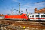   Die 101 044-6 (91 80 6101 044-6 D-DB) der DB Fernverkehr AG zieht den IC 2252 (Leipzig - Frankfurt - Mainz - Wiesbaden) am 05.10.2015 vom Hbf Erfurt nun weiter in Richtung Eisenach.
