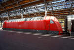 Nun hat die DB 101 090-9 (91 80 6101 090-9 D-DB) der DB Fernverkehr AG, den IC 2261 von Rostock Hbf über Lübeck Hbf nach Hamburg Hbf, am 23 April 2026 im Hauptbahnhof Lübeck