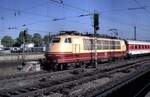 103 132-7 mit roter Schürze und einem IC in Ulm am 02.05.1999.