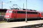 110 470-2 mit Nahverkehrszug in Ulm am 07.05.2009.