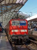   Die 111 151-7 der DB Regio schiebt den RE 7   Rhein-M�nsterland-Express  (Rheine - M�nster - Hagen - Wuppertal - K�ln -  Krefeld) am 08.03.2015 in den Hbf K�ln (Gleis 9).