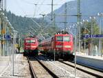 111 059-0 und 111 005-5 mit n-Wagen in Mittenwald am 12.08.2012.
