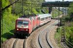 120 149-0 mit der Rückführung reparierter Schadfahrzeuge; eine weitere 120, 115 350-1 und IC-Wagen auf der Geislinger Steige am 06.05.2011.