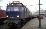 118 016-5 in Ulm auf den Bayerischen Gleisen mit Eilzug nach Regensburg am 16.10.1987.