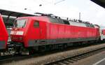 120 124-3 im Schadzug Richtung München Freimann im Bahnhof Ulm am 12.07.2014.