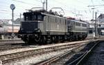 144 093-2 und 140 867-3 durch den Zaun in Regensburg fotographiert, am 15.05.1982.