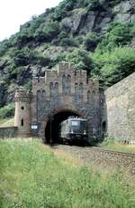 141 192-5 kommt am S�dportal des Loreley-Tunnels ans Licht, am 15.07.1979.