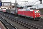 Am 15 September 2015 schleppt 145 008 ein Stahlzug durch Kassel-Wilhelmshöhe.