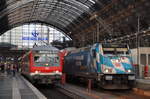 146 246-4 als RE54 nach Bamberg wartet zusammen mit einer RE50-Garnitur nach Fulda am 26.08.2017 auf die Abfahrt aus dem Frankfurter Hbf.