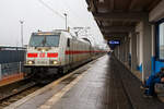 Die 146 564-0 (91 80 6146 564-0 D-DB) der DB Fernverkehr AG fährt am 14 Februar 2024, mit dem IC 2039 nach Leipzig (Norddeich Mole – Bremen – Hannover – Leipzig), in den Bahnhof Norddeich Mole und wird bereitgestellt.

Die TRAXX P160 AC2 wurde 2013 von Bombardier Transportation GmbH in Kassel unter der Fabriknummer 35041 gebaut. Am 12.11.2015 wurde sie abgenommen.