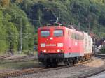 151 131-0 fährt mit einem Containerzug durch Geislingen an der Steige am 20.09.2012.